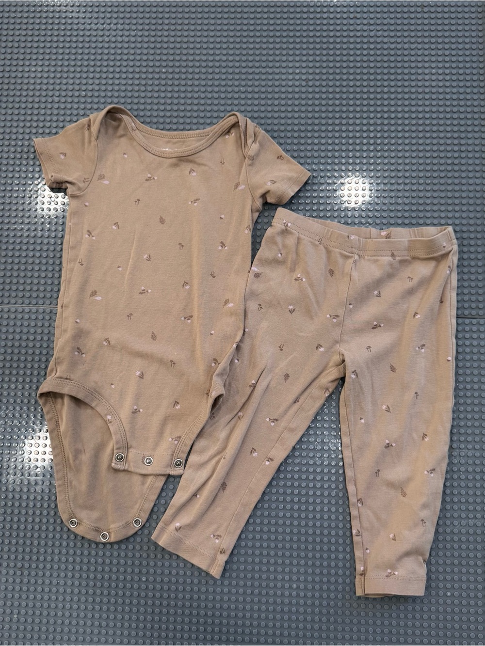 Carter’s short sleeve top with pant size 18 month